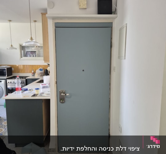 דלת כחולה מותקנת במטבח עם כלים מסביב